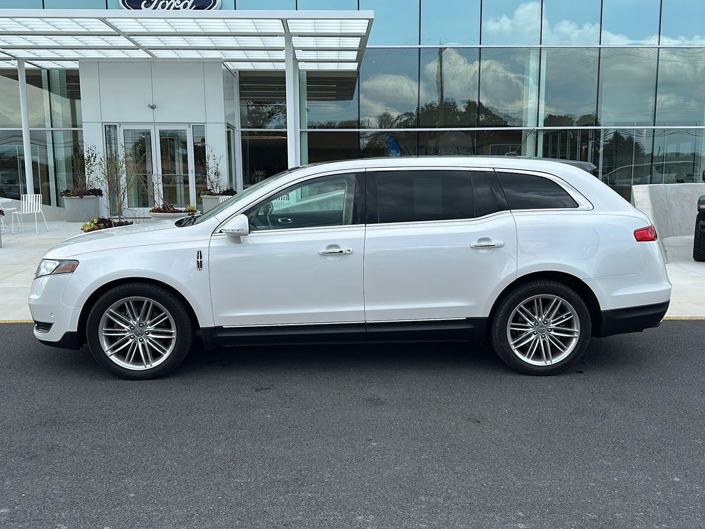 2019 Lincoln MKT Base